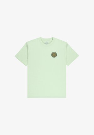 T-shirt verde chiaro a maniche corte con una piccola grafica colorata di un sole e il simbolo della pace sul petto a sinistra.