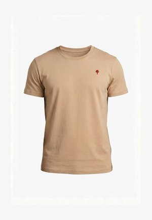 Camiseta beige de manga corta con cuello redondo y pequeño logo rojo de árbol en el pecho izquierdo.