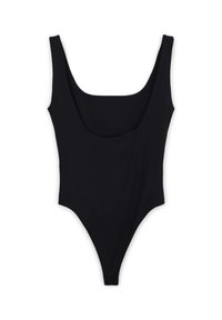 Costume intero nero con scollo rotondo, ampie aperture per le braccia, gambe a taglio alto e tessuto liscio e elastico. Nessun abbellimento o motivo.