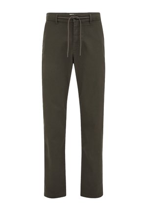 Tumedrohelised sirge lõikega püksid vöö aasadega ja pruun nöörpael vöökohal, ilma nähtavate taskute või kaunistusteta.