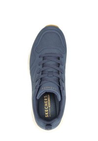 Blauer Sportschuh aus synthetischem Material, mit einem perforierten Design, dicker Sohle, runder Zehenform und Schnürsenkeln. Goldenes Logo auf der Zunge.