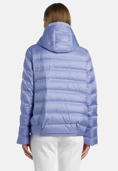 Jachetă puffers de culoare violet deschis, cu glugă, având un design quilted orizontal, textură netedă și manșete elastice. Vedere din spate, fără prindere vizibile.