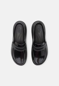 Crocs STOMP HIGH SHINE LOAFER UNISEX - Ciabattine con tacco - black