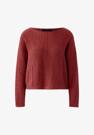 Roodbruine gebreide trui met lange mouwen, een brede ronde halslijn en subtiele verticale naaddetails aan de voorkant.