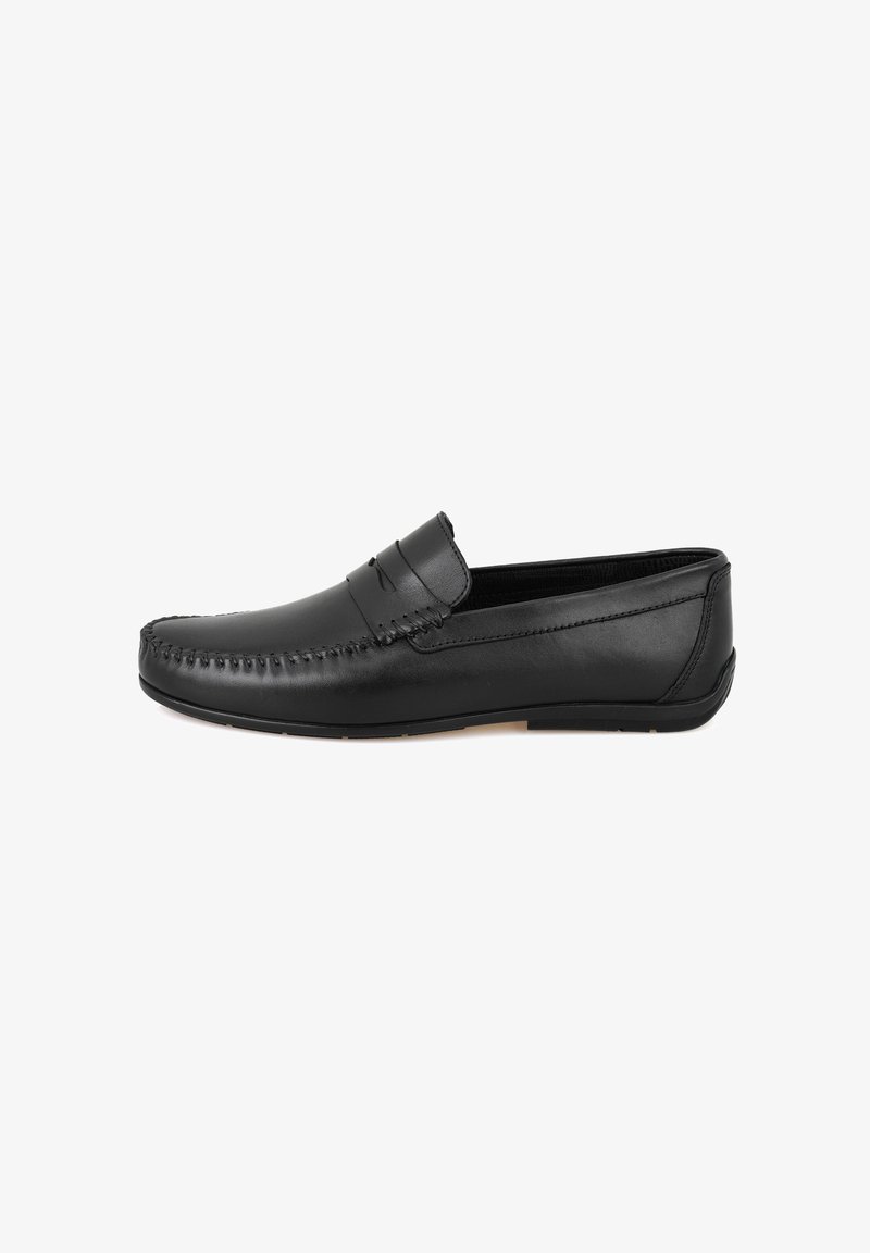 Schwarze Lederloafers mit genähten Details, glatter Textur und einem flachen Design. Mit einer flachen Gummisohle. Seitenansicht.