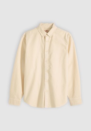 Langärmliges, beige Hemd mit Knöpfen und Kragen, flach liegend dargestellt, mit geschlossenen Knöpfen und Manschetten auf hellem Hintergrund.