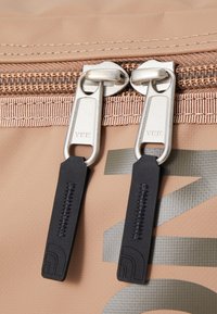 The North Face BASE CAMP FUSE BOX - Ruksak - latte/smokey brown