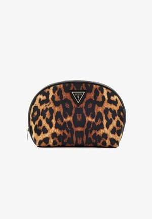 Leopardprint cosmetica tas in synthetisch materiaal, ronde vorm, zwarte rits en driehoekig zwart accentlogo aan de voorkant.