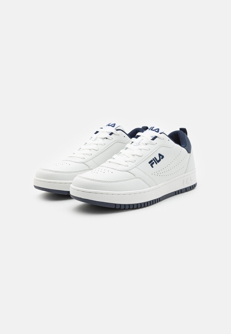 Baskets en cuir blanc avec des accents bleu marine, semelle en caoutchouc plate, détails perforés sur les côtés et lacets. Logo FILA sur le côté et sur la languette.