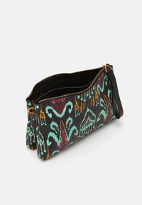 Pochette avec un extérieur en tissu noir présentant des motifs abstraits colorés en teal, bordeaux et or. Fermeture éclair et bandoulière amovible.