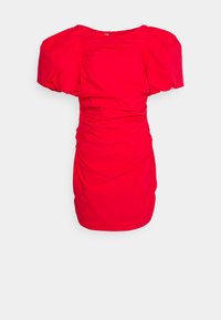 Rotes kurzes Kleid mit gepufften kurzen Ärmeln und gerafften Details entlang des Oberkörpers und des Rocks vor einem weißen Hintergrund.