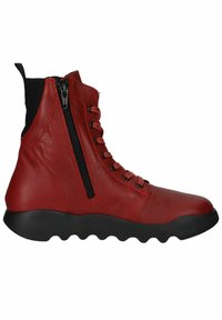 Botín de cuero rojo hasta el tobillo con suela negra, cremallera lateral, parte delantera con cordones y tirador en el talón de tela negra.