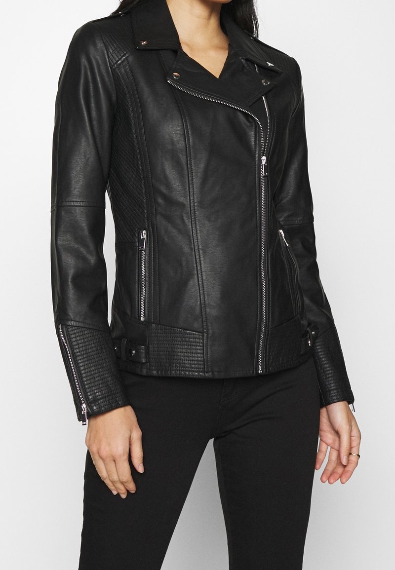 Giubbotto da moto in pelle nera con design aderente, zip argentate, dettagli testurizzati sulle spalle e sull'orlo, e colletto stretto.