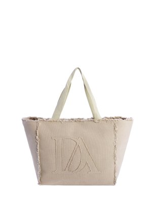 Bolso tote beige con bordes deshilachados y asas anchas, con un gran logo "DA" cosido en el centro delantero.