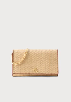 Rektangulær beige vevd clutchveske med brune kanter, gullkjede som stropp og liten gullfarget "RLL"-logo midt på frontklaffen.