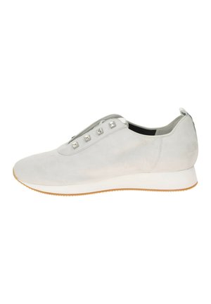 Hellgrauer Slip-On-Sneaker mit weißer Sohle, silbernen quadratischen Nieten anstelle von Schnürsenkeln und einem kleinen Zugband an der Ferse auf weißem Hintergrund.