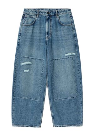 Jeans blu a vita alta con gamba larga, grandi toppe sulle ginocchia e due aree consumate sulle sezioni anteriori delle cosce.