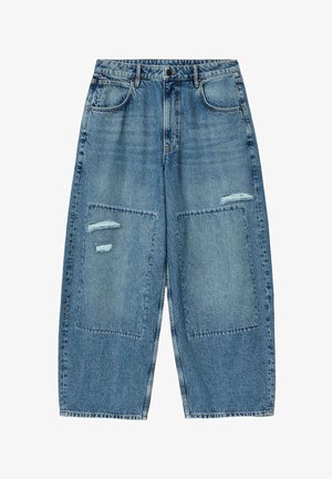 Jeans blu a vita alta con gamba larga, grandi toppe sulle ginocchia e due aree consumate sulle sezioni anteriori delle cosce.