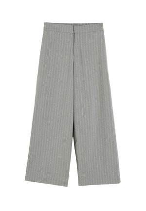 Szare spodnie o szerokich nogawkach w białe prążki, z wysokim stanem i prostym wykończeniem nogawek, rozłożone na białym tle.