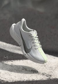 Nike Performance PEGASUS PLUS - Tenisice za cestovno trčanje - platinum tint/black/pure platinum/barely volt/platinum tint