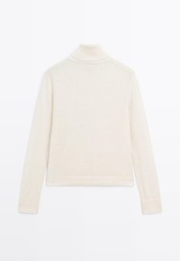 Pull en maille côtelée couleur crème à col roulé et manches longues, posé à plat sur un fond blanc.