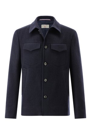 Dunkel marineblaue Jacke mit Knopfleiste und Kragen, zwei Brusttaschen mit Klappen und zwei Seitentaschen, präsentiert vor weißem Hintergrund.
