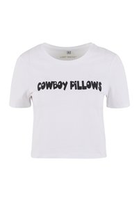 Camiseta de algodón blanca de manga corta con el texto en negrita negro "COJINES DE COWBOY" en la parte frontal. Cuello redondo con un corte clásico.
