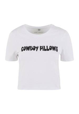 Balta medvilninė trumpomis rankovėmis marškinėliai su ryškiu juodu tekstu "COWBOY PILLOWS" ant priekio. Apskritas kaklo iškirpimas ir klasikinis fasonas.