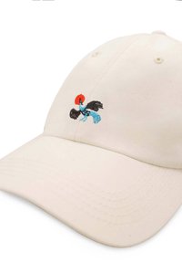 Biała bawełniana czapka z niebieskim i czarnym haftem przedstawiającym ptaka z czerwonym akcentem na czubku głowy. Wygięty daszek.