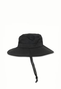 Svart bucket-hatt med bred skärm, tillverkad av textil med struktur. Har ett kort band, justerbar hakrem i två färger och en klassisk design.