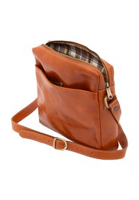 Borsa a tracolla in pelle marrone con chiusura a zip, tracolla regolabile, tasca esterna e fodera a quadri. Texture liscia con accenti cuciti.