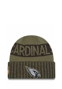 Bonnet en maille vert olive avec un revers côtelé replié. Présente le mot "CARDINAL" en brun clair, ainsi qu'un logo d'oiseau cardinal sur le devant.