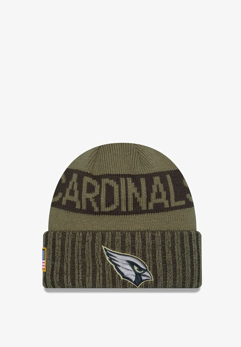 Bonnet en maille vert olive avec un revers côtelé replié. Présente le mot "CARDINAL" en brun clair, ainsi qu'un logo d'oiseau cardinal sur le devant.