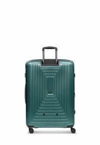 Groene harde koffer met uitgeschoven telescoopgreep en vier zwarte zwenkwieltjes op een witte achtergrond.