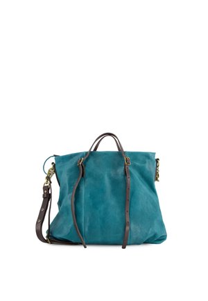 Petrolfarbene Wildleder-Tasche mit dunkelbraunen Ledergriffen und verstellbarem Schulterriemen, Messingbeschlägen und Schnallendetails.