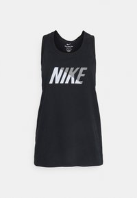 Musta hihaton Nike Dri-FIT -toppu, jossa on rohkea valkoinen ja harmaa NIKE-logo keskitettynä edessä valkoista taustaa vasten.