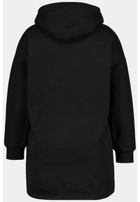 Sudadera larga negra con un ajuste amplio, que presenta una textura suave, una capucha grande y puños acanalados, diseñada para la comodidad y el uso casual.