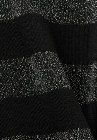 Czarna dzianina z szerokimi, srebrzystymi, błyszczącymi paskami. Tekstura jest gładka z lekkim połyskiem, kontrastująca z jednolitymi czarnymi fragmentami.