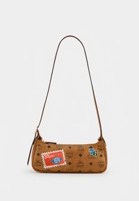 Sac à bandoulière en cuir marron avec une finition texturée, ornée de patchs colorés et de logos embossés, avec une silhouette fine et courbée.