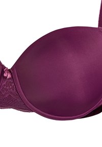 Paarse gevoerde bh met een zachte satijnen afwerking. Heeft kanten accenten aan de zijkanten en een decoratieve strikdetail. Ondersteuning door middel van een beugelontwerp.