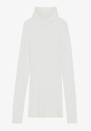 Pull à col roulé blanc côtelé avec des manches longues, texture douce, et un col roulé haut, doté d'une coupe ajustée et sans fermetures visibles.