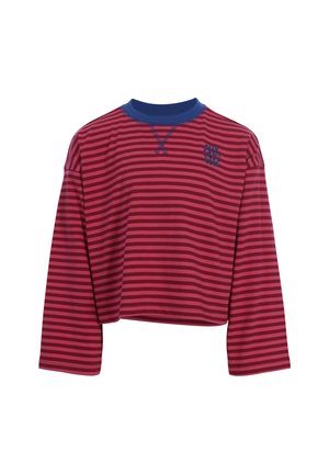 Langemouw cropped shirt met rode en donkerrode horizontale strepen, een blauwe ronde hals en een klein blauw logo op de borst.