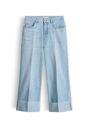 Lichtblauwe wijde jeans met hoge taille, knopen aan de voorkant, zakken en onafgewerkte zoom tegen een witte achtergrond.