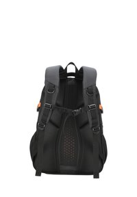 Zaino nero con spallacci imbottiti, pannello posteriore in rete, accenti arancioni, fibbie regolabili e design snello.