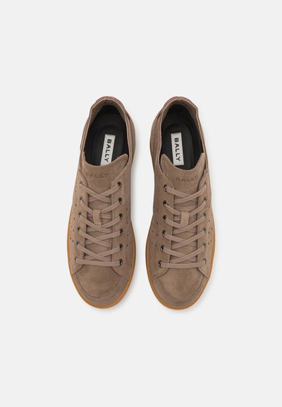 Brune ruskinds sneakers med rund tå, perforerede sider og beige snørebånd. Har en sål af gummirubber og mærket indersål.