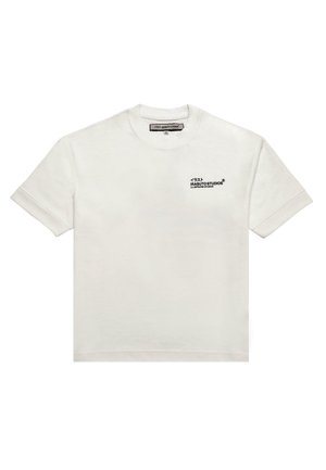 Bílá bavlněná tričko s kulatým výstřihem a krátkými rukávy. Na přední straně se nachází černě potištěné logo a text. Měkká textura, standardní střih.