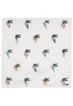 Motif de têtes de crocodile vêtues de diverses tenues vintage, comprenant des costumes, des chapeaux, des écharpes et des cols en fourrure, sur un fond blanc.