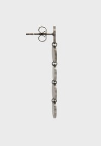 Metal kettingoorbellen met cirkelvormige schakels in een matte grijze afwerking, met een post-sluiting en een subtiele textuur op het oppervlak van elke schakel.