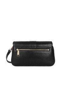 Clutch in pelle nera con texture, hardware dorato, tasca frontale con cerniera e tracolla removibile. Forma rettangolare con design a pattina piegata.