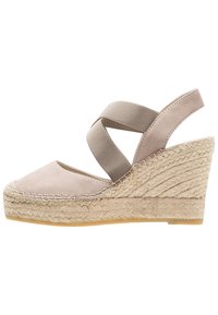Beige semišové sandály na klínu s křížovými pásky, juteový podpatek, zaoblená špička a gumová podrážka. Výška přibližně 7 cm.